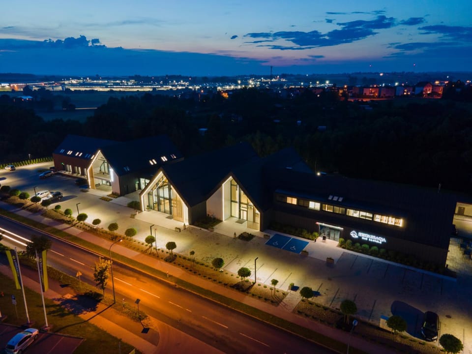 Property building, Restaurant/places to eat, Restaurant/places to eat, Night, Summer