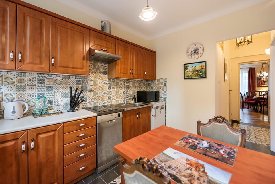Kitchen or kitchenette, Dining area, dishwasher, minibar, stove