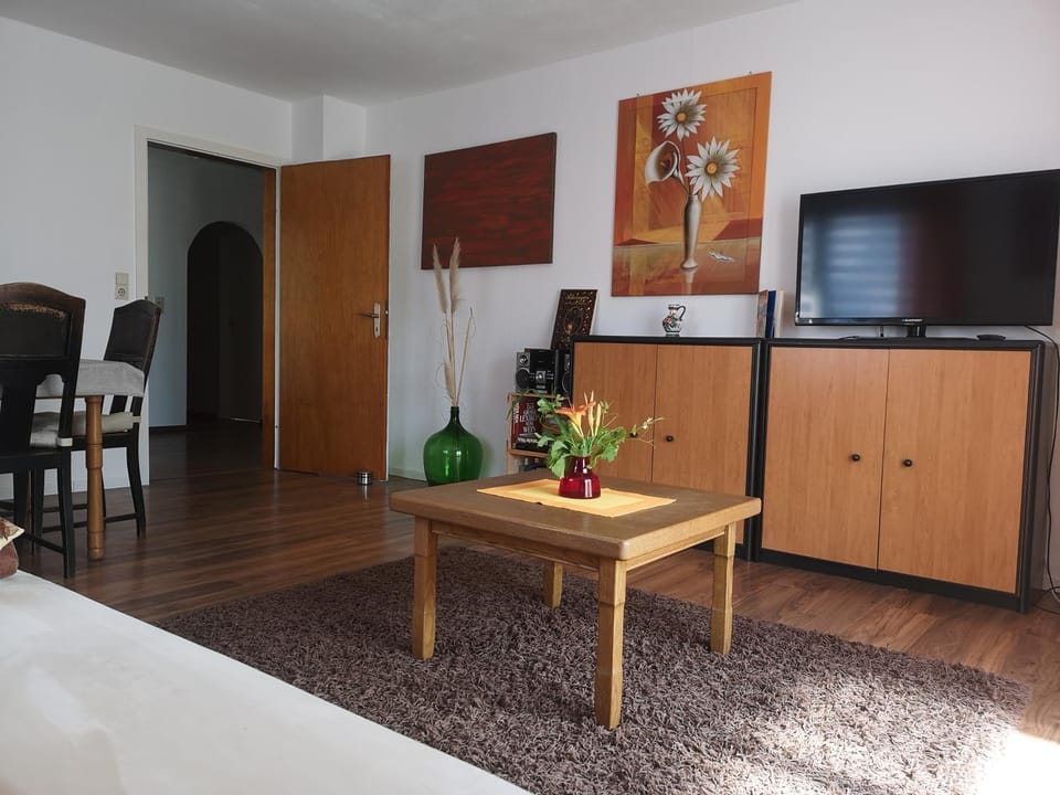 TV and multimedia, Living room, Seating area, Dining area