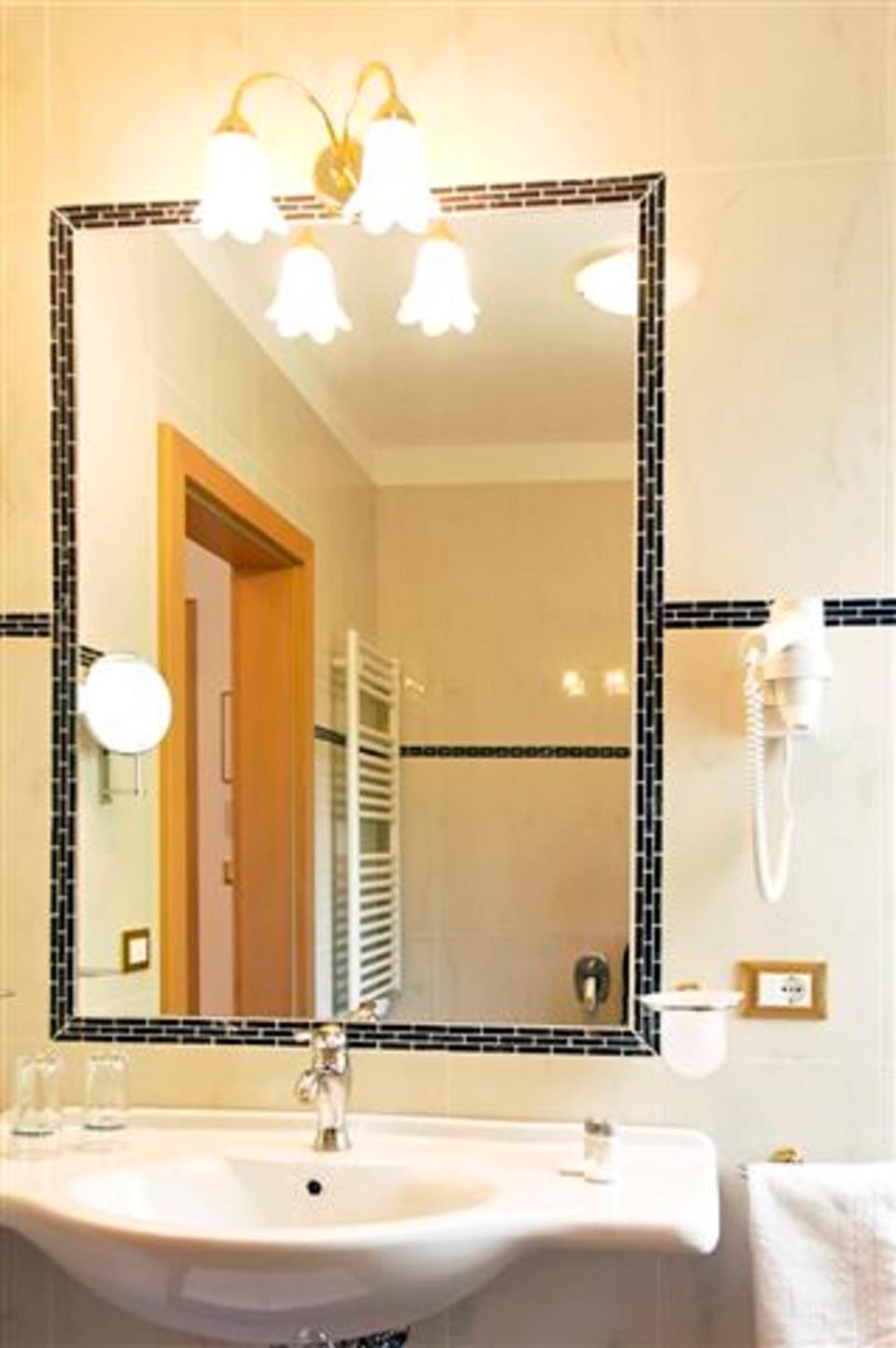 Shower, Photo of the whole room, Decorative detail
