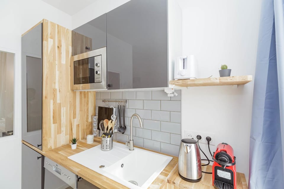 Nice 23 M Bright And Renovated Courtyard Side Apartment in Paris