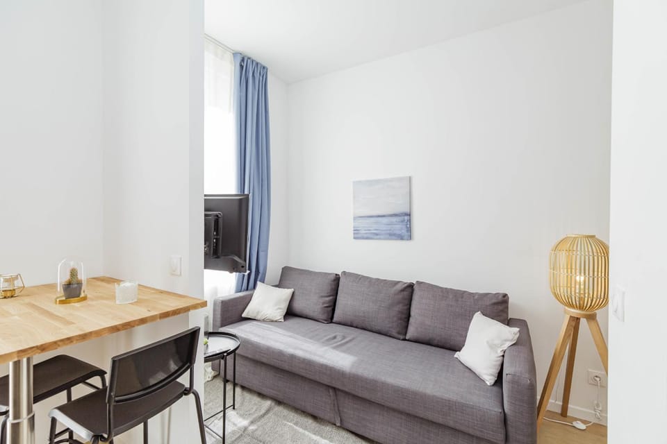 Nice 23 M Bright And Renovated Courtyard Side Apartment in Paris