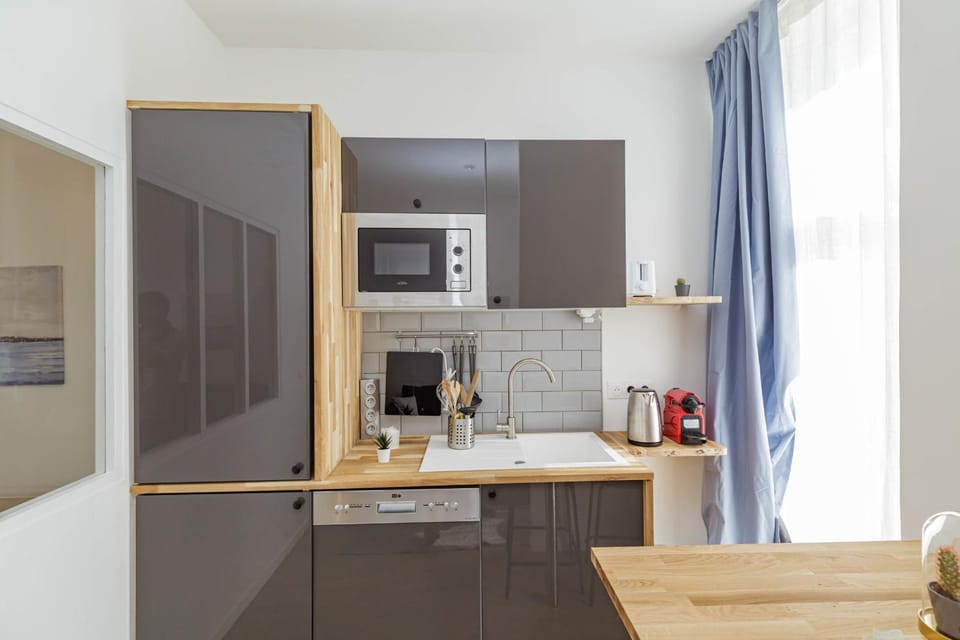 Nice 23 M Bright And Renovated Courtyard Side Apartment in Paris