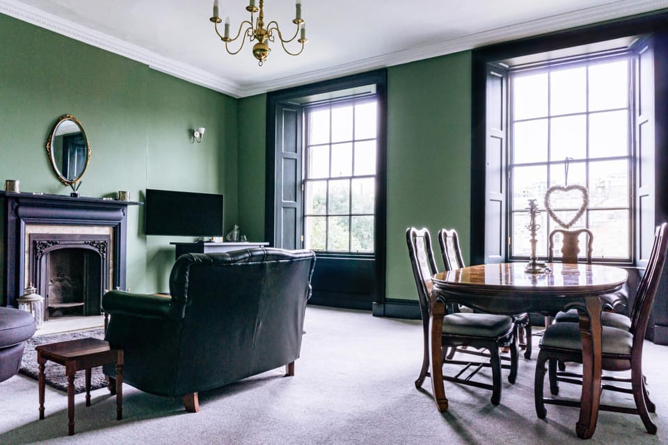 Grade A listed 2 Bedroom In Edinburgh Apartment in Edinburgh