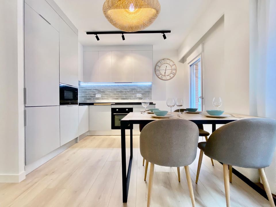 Kitchen or kitchenette, Dining area