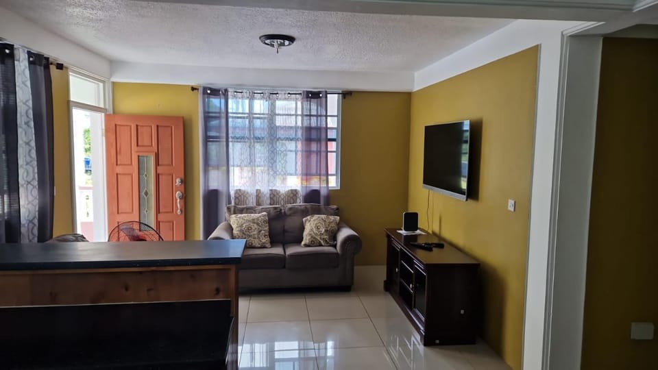 Communal lounge/ TV room, TV and multimedia, Living room, Seating area, Evening entertainment