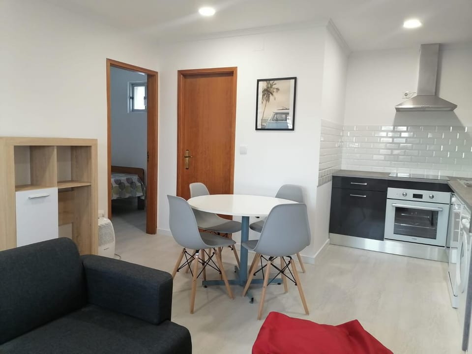 Kitchen or kitchenette, Dining area, oven, stove