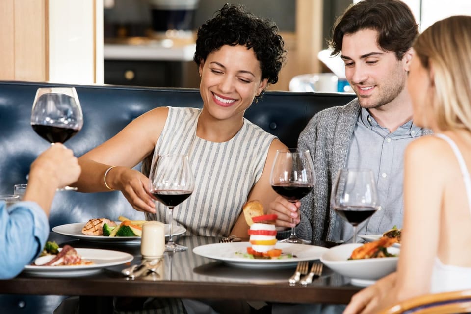 Restaurant/places to eat, People, Food and drinks, Guests, Lunch, group of guests