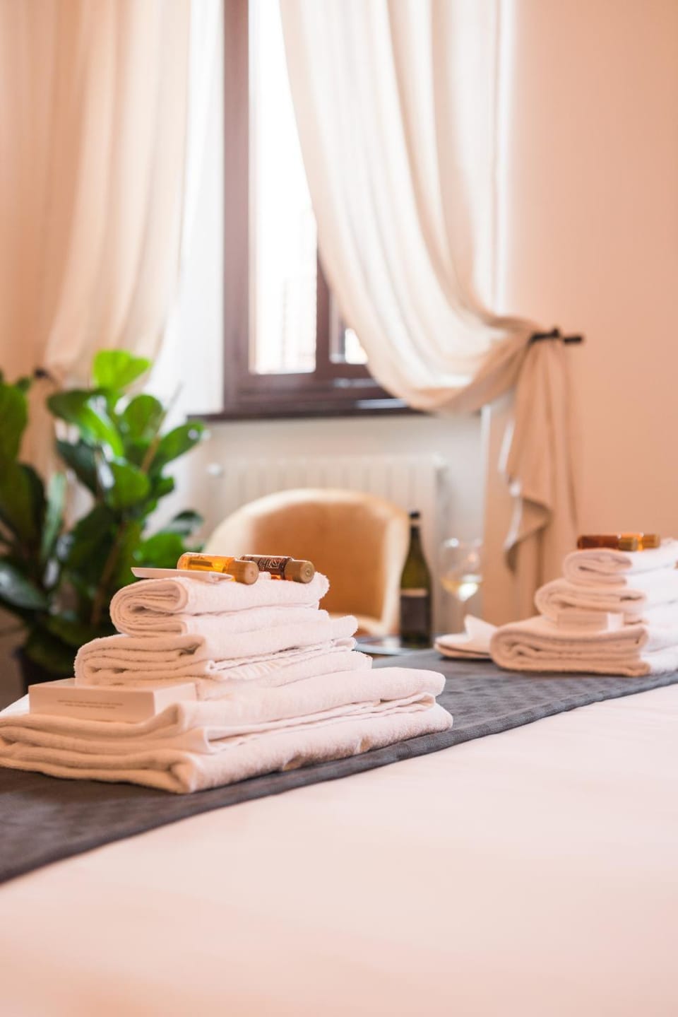 Bed, Decorative detail, towels