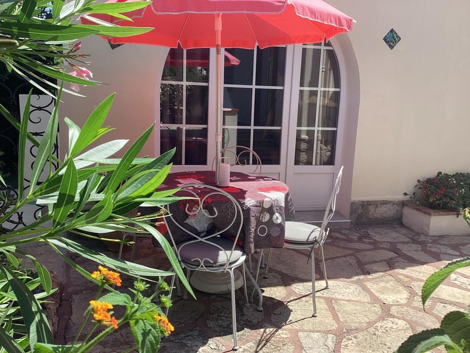 Patio, Facade/entrance