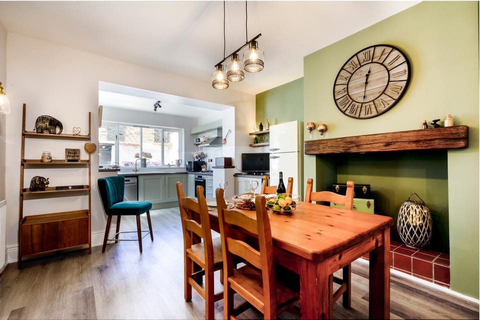 Kitchen or kitchenette, Seating area, Dining area, stove