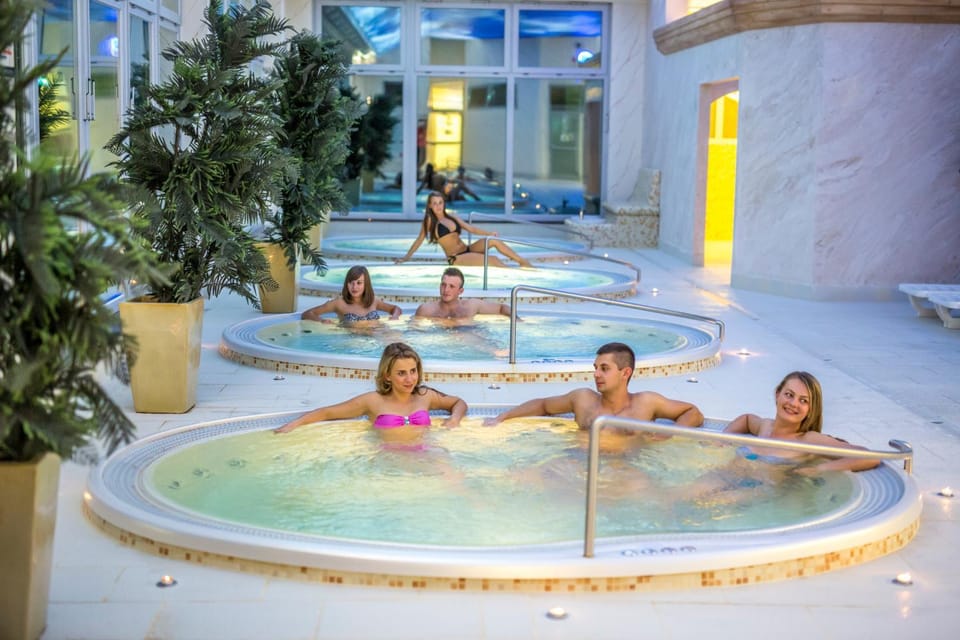 People, Hot Tub, Spa and wellness centre/facilities, Family
