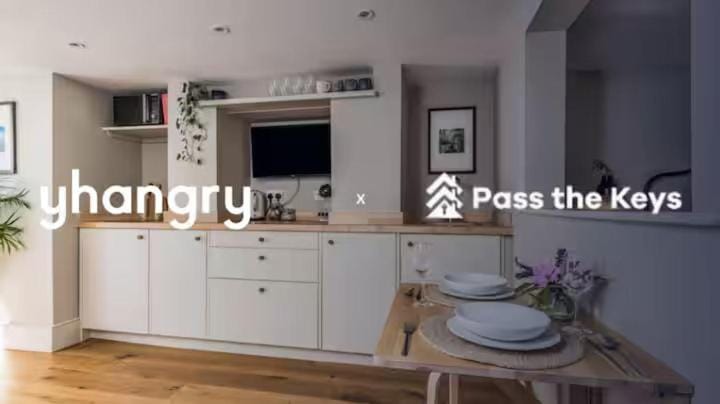 Chic Apartment, Steps away from King's Rd Chelsea - Pass the Keys Apartment in London