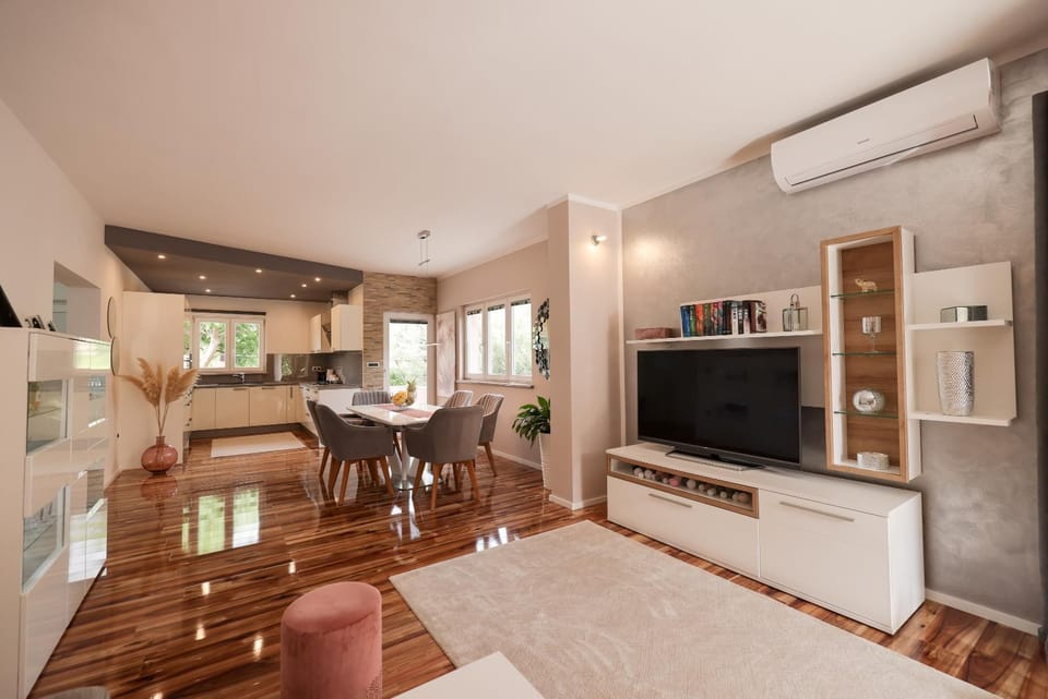 TV and multimedia, Living room, Dining area, air conditioner