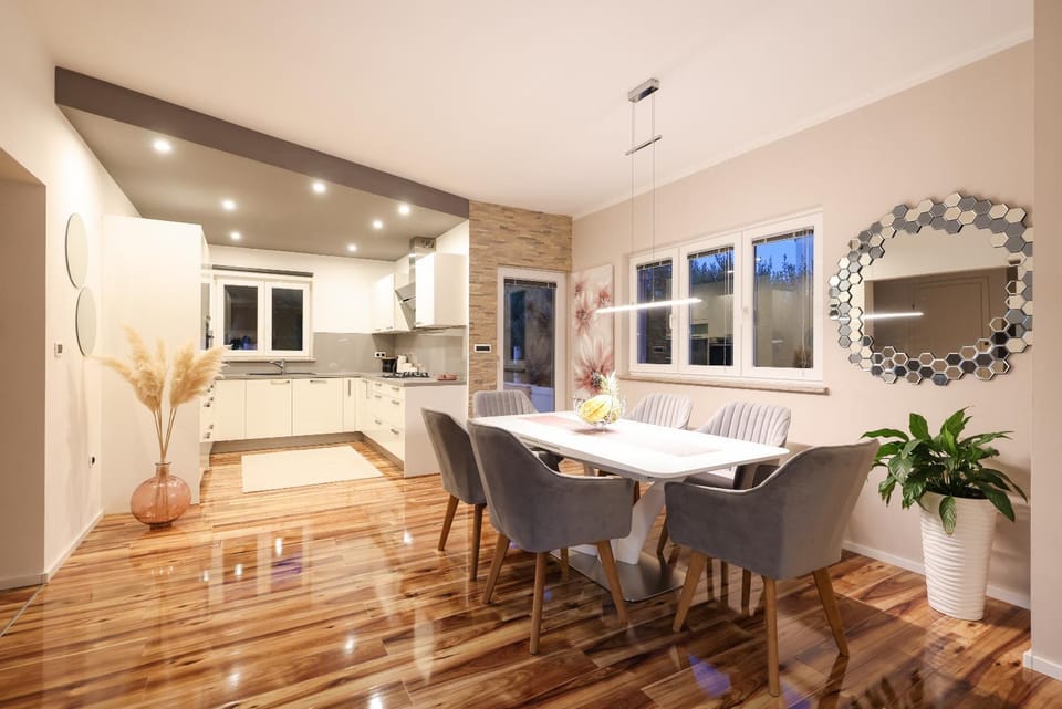 Kitchen or kitchenette, Dining area