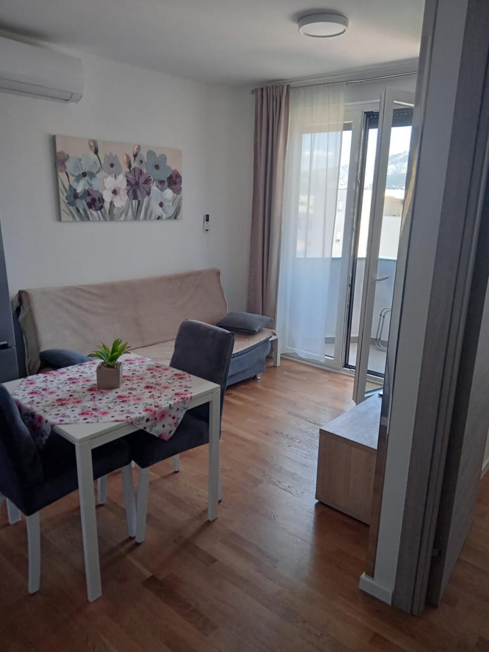 Living room, Seating area, Dining area, air conditioner