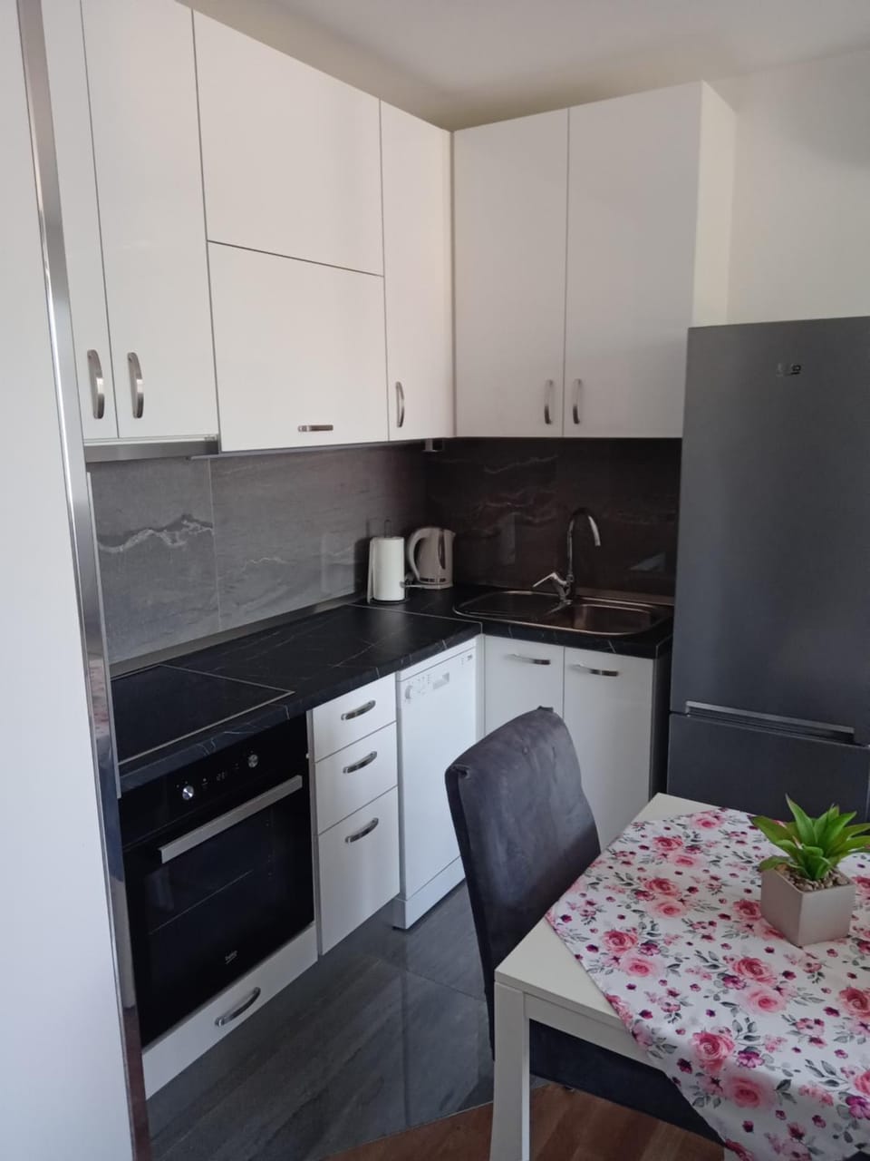 Kitchen or kitchenette, Dining area, dishwasher, pet friendly, stove