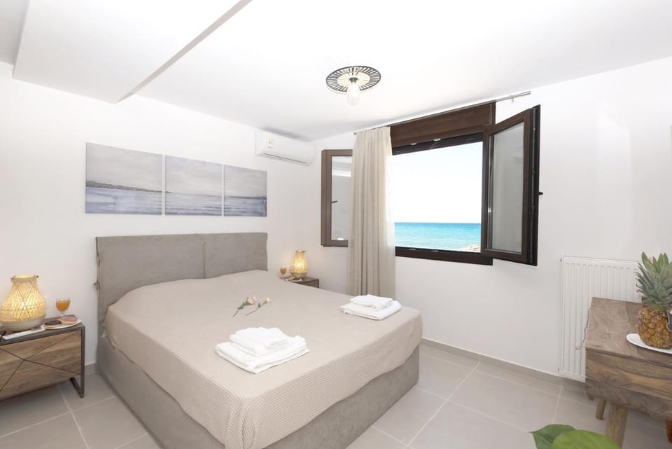 Photo of the whole room, Sea view