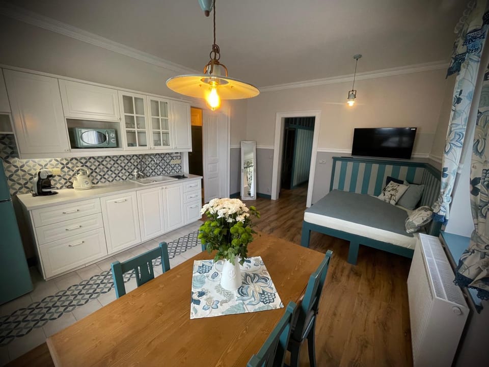 Kitchen or kitchenette, Living room, Seating area