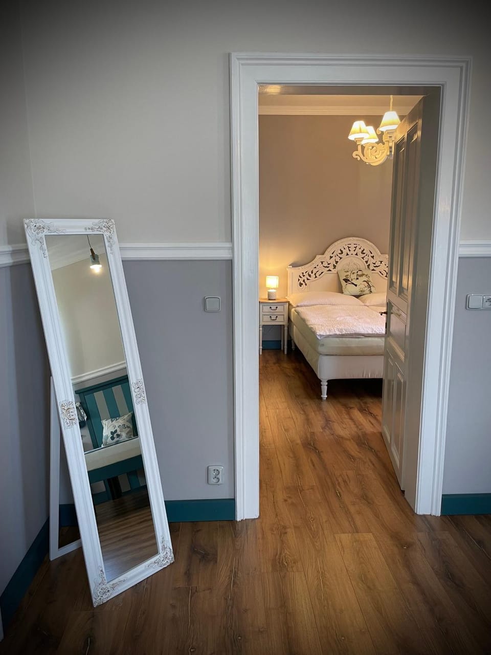 Photo of the whole room, Bedroom