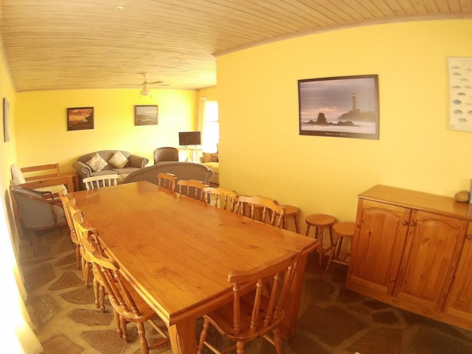 Photo of the whole room, Dining area