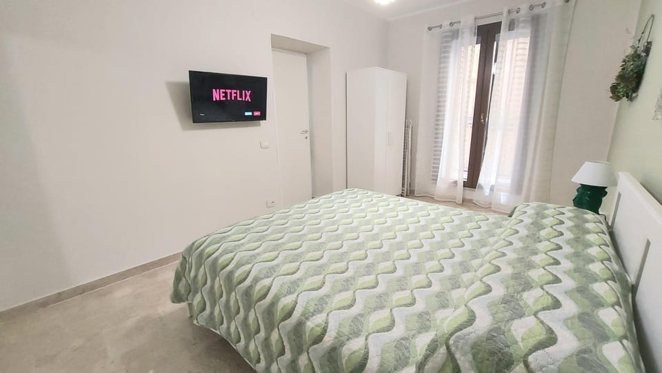 Bed, TV and multimedia, Photo of the whole room, Bedroom