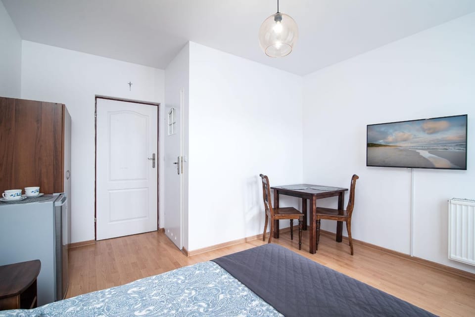 Bed, Photo of the whole room, wardrobe