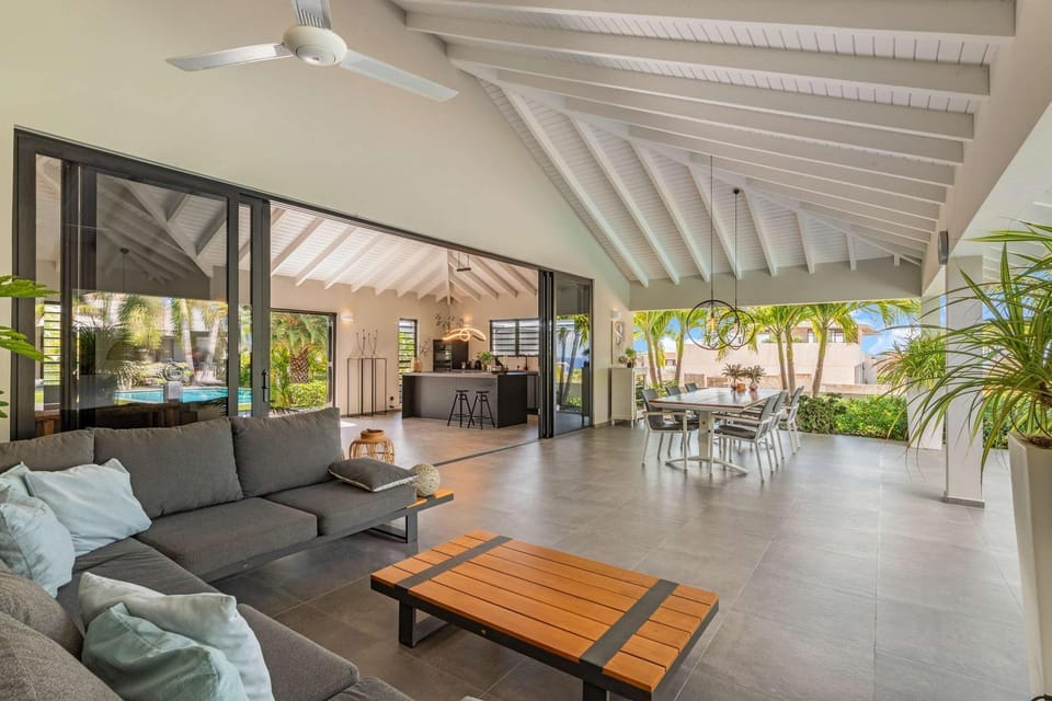 Stylish 3 Bedroom Villa With Ocean Views And Daily Maid Service Villa in Jan Thiel