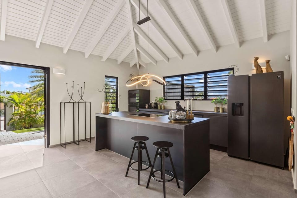 Stylish 3 Bedroom Villa With Ocean Views And Daily Maid Service Villa in Jan Thiel