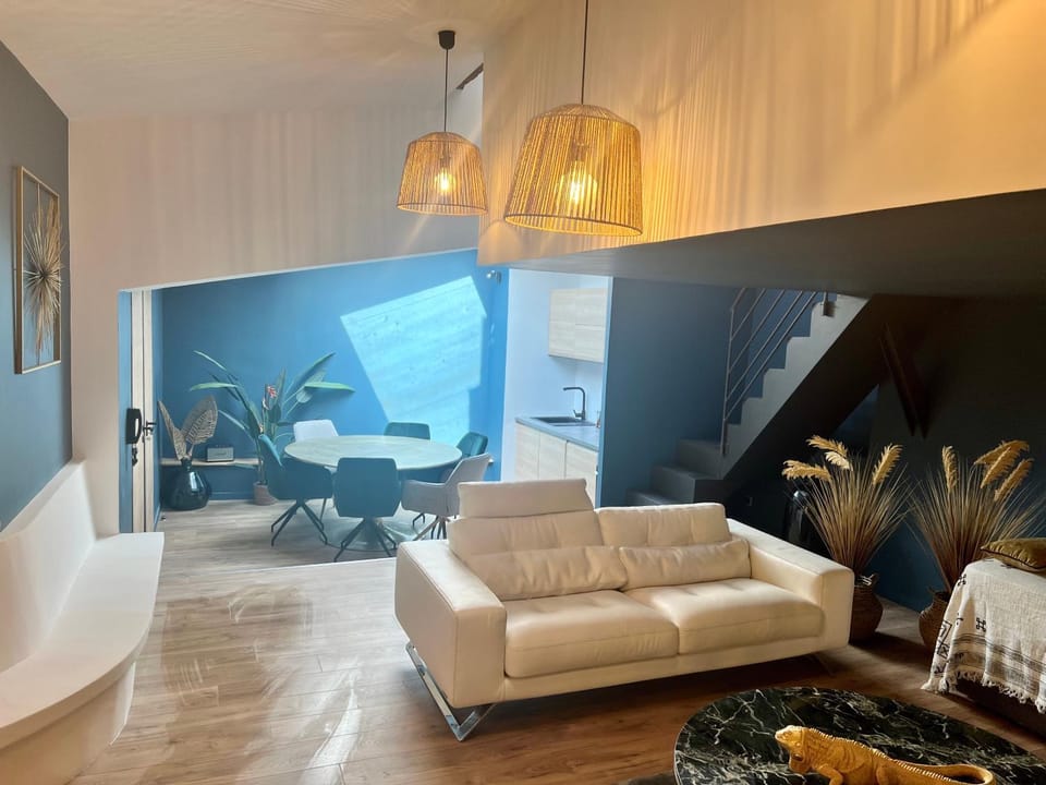 Kitchen or kitchenette, Living room, Seating area