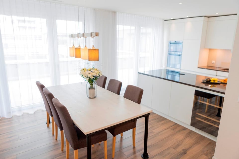Kitchen or kitchenette, Dining area
