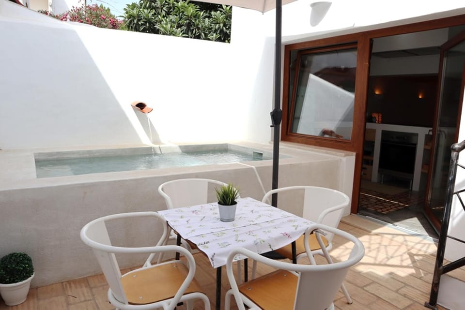 Patio, Spring, People, Summer, Balcony/Terrace, Decorative detail, Dining area, Guests, Landmark view, Pool view, Area and facilities, Swimming pool, children, older children, group of guests, Family, hair dresser, locker, towels, kitchen