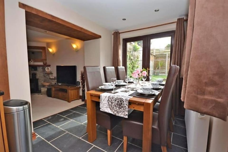 Living room, Seating area, Dining area, Dinner