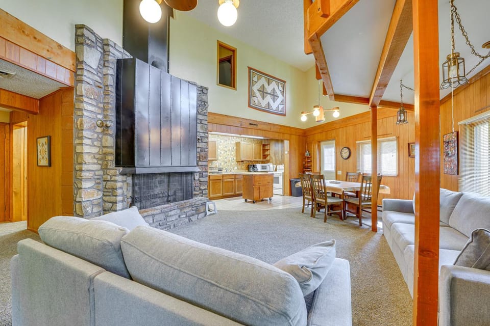 Rogers Cabin with Direct Access to Beaver Lake! Cabin in Beaver Lake