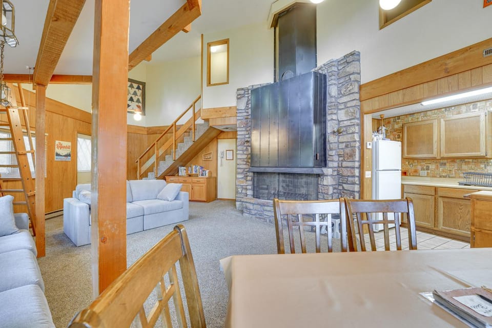 Rogers Cabin with Direct Access to Beaver Lake! Cabin in Beaver Lake