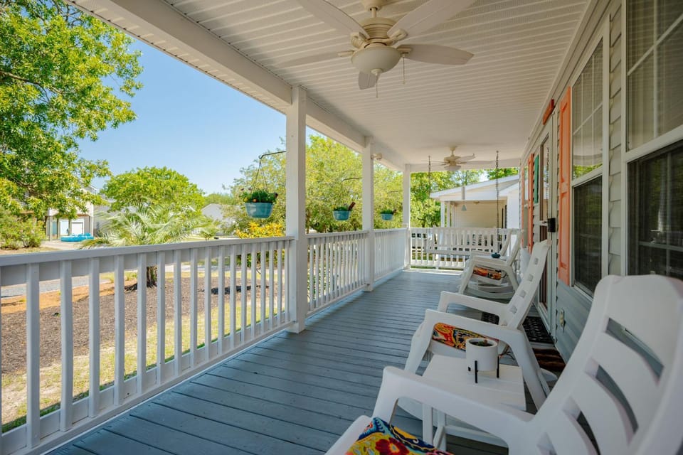 9th Street Sandy Feet by Oak Island Accommodations House in Saint James