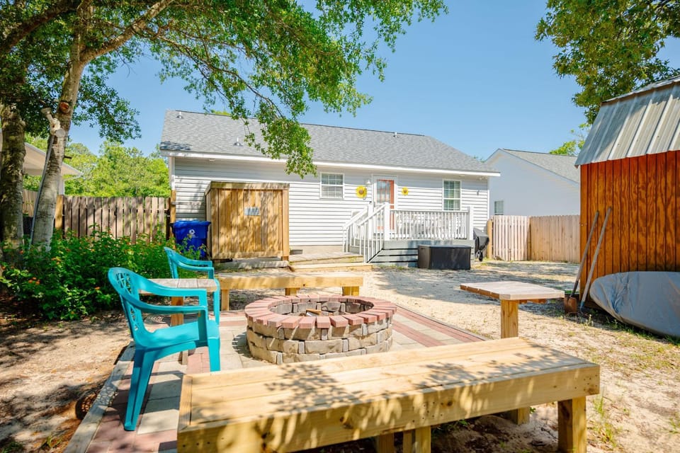 9th Street Sandy Feet by Oak Island Accommodations House in Saint James