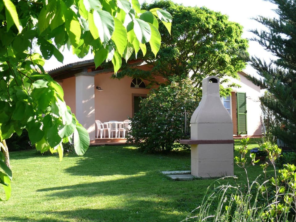 Facade/entrance, Natural landscape, BBQ facilities, Garden