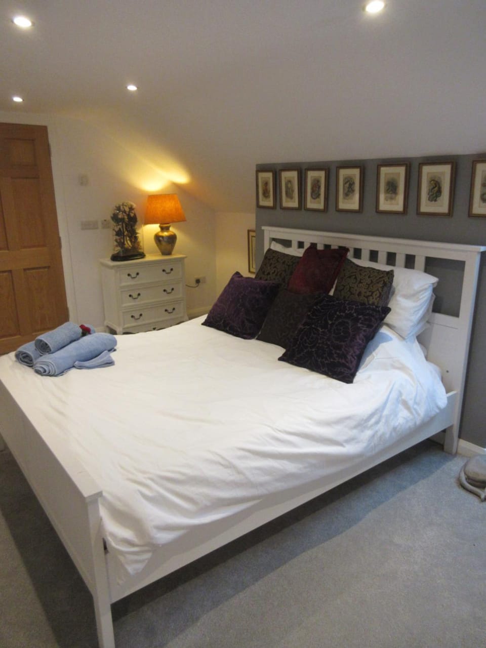 Photo of the whole room, Bedroom, towels