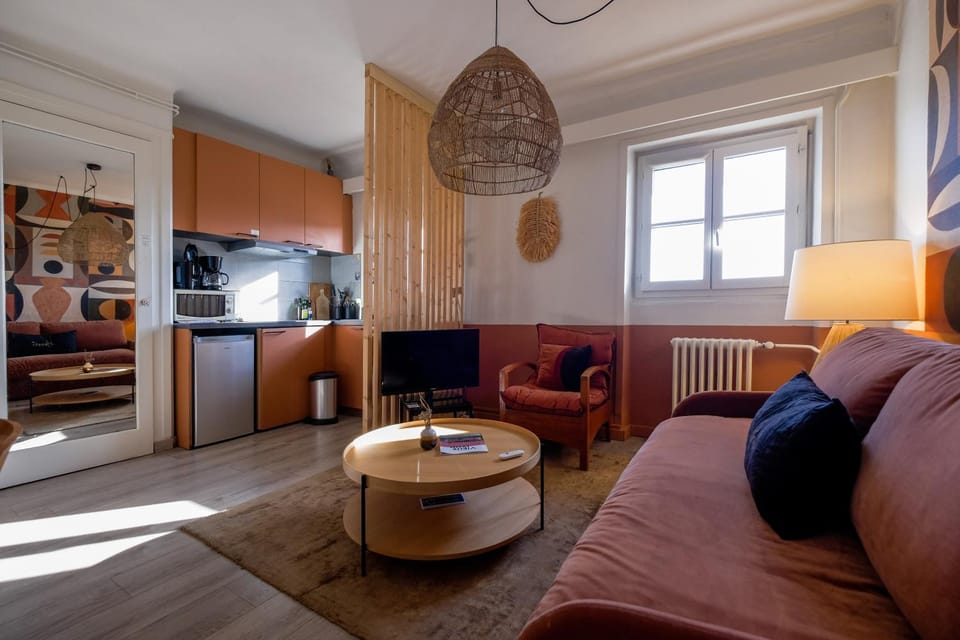 Kitchen or kitchenette, Living room, Seating area