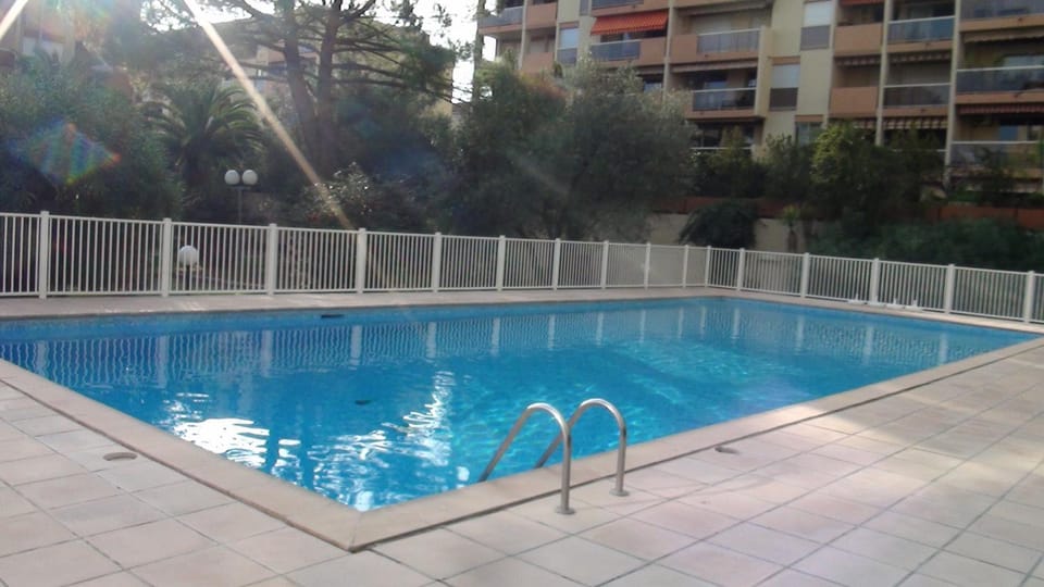 Grand Studio Hyères Piscine Jardins du Luxembourg 2ème étage Apartment in Hyères