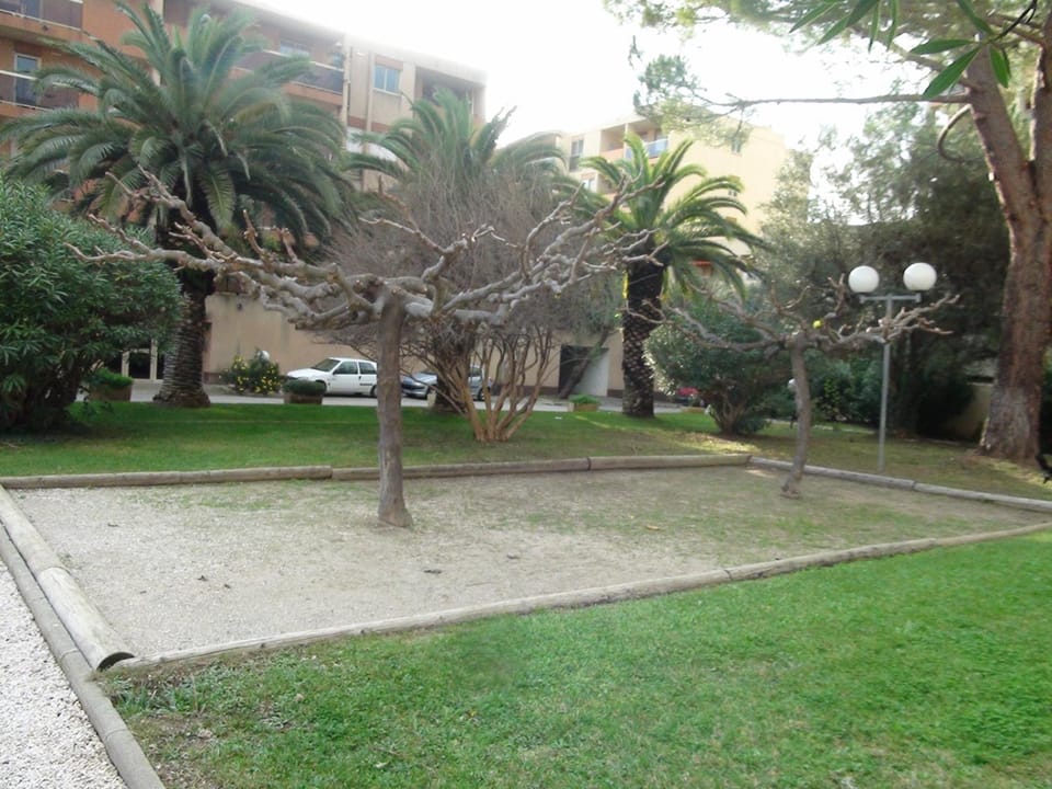 Grand Studio Hyères Piscine Jardins du Luxembourg 2ème étage Apartment in Hyères