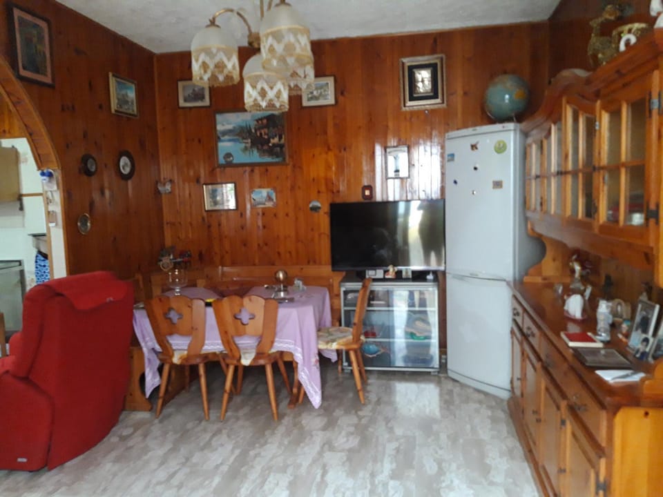 Communal lounge/ TV room, TV and multimedia, Seating area, Dining area