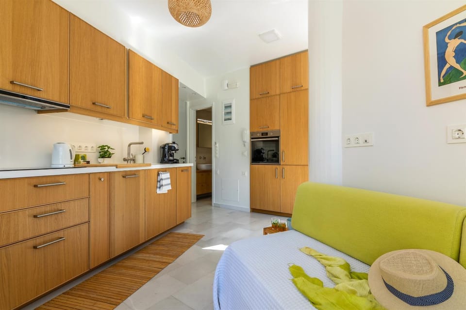 Bed, Kitchen or kitchenette, Living room, Seating area, stove