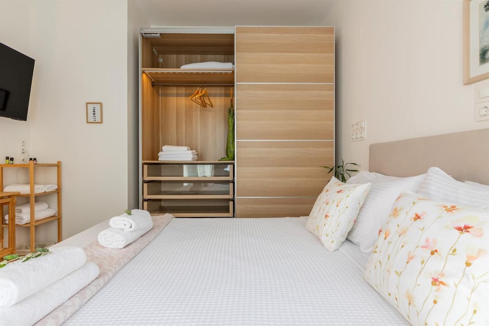 Bed, TV and multimedia, Photo of the whole room, Bedroom, towels, wardrobe