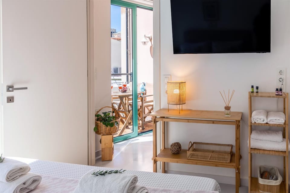Bed, TV and multimedia, Bedroom, towels