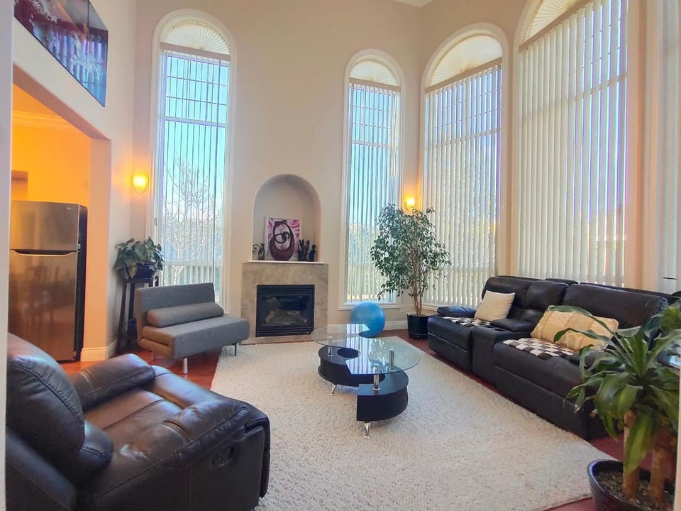 Two Bedroom Suite with Private Bathroom and Shared Lounge Bed and Breakfast in West Kelowna