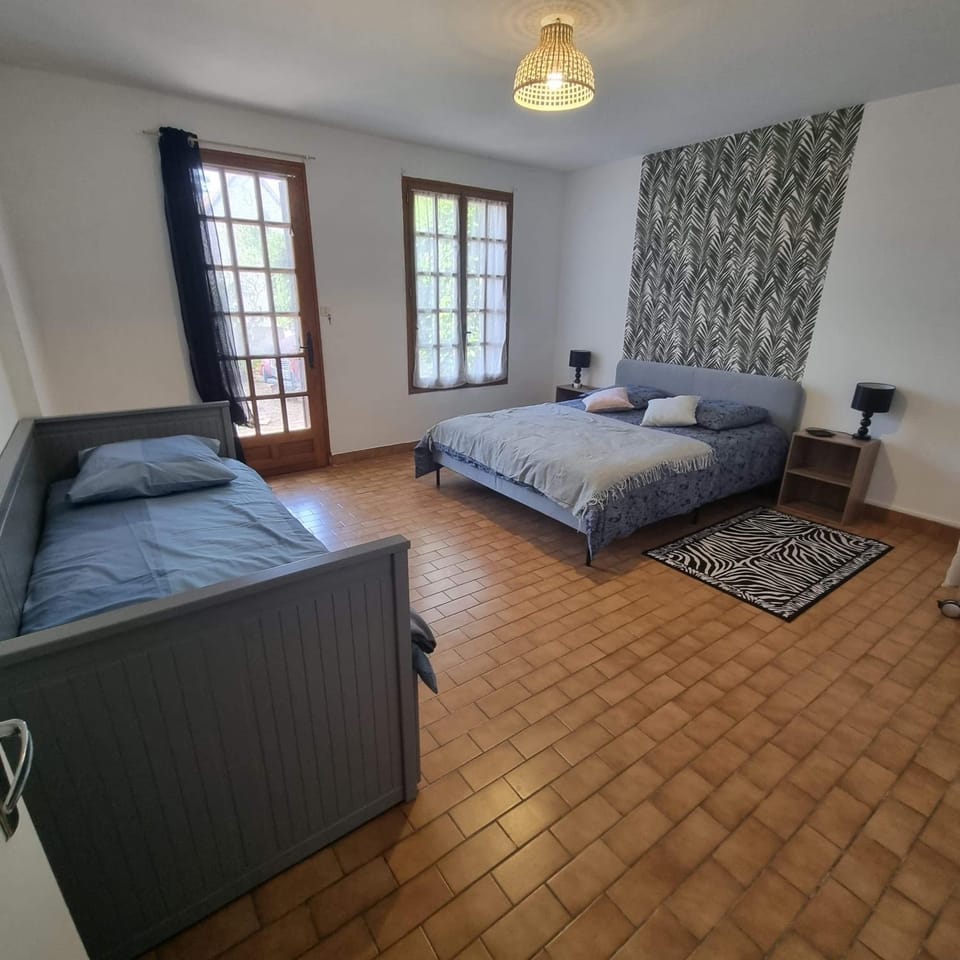 Photo of the whole room, Bedroom