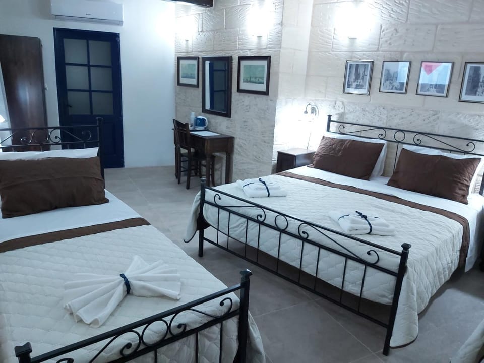 Bed, Coffee/tea facilities, Photo of the whole room, Seating area, Bedroom