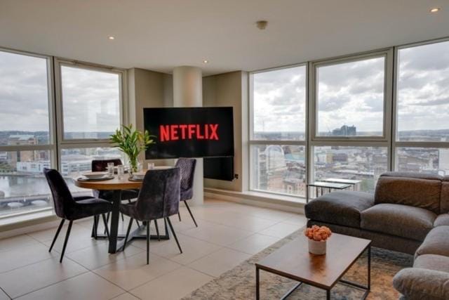TALLEST BUILDING IN THE CITY CENTRE SLEEPS 5 incredible city mountain and Lagan views Apartment in Belfast